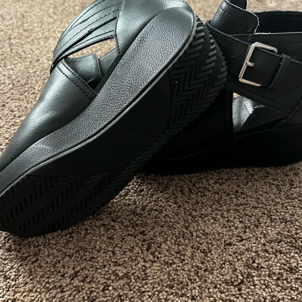 Volatile booties - Picture 3 of 3